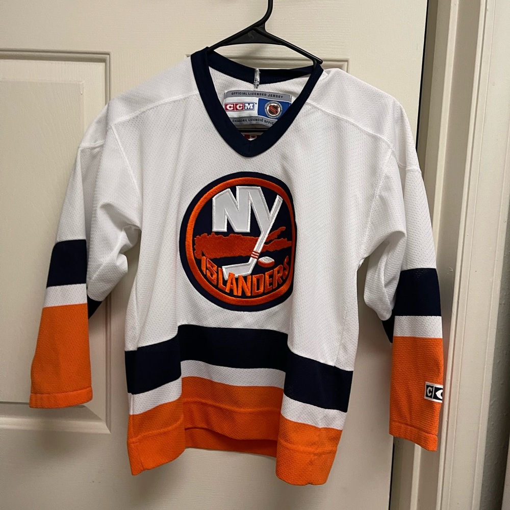 NEW LOOKING AND CONDITION NHL CCM  JERSEY NY ISLANDER SIZE SMALL UNISEX